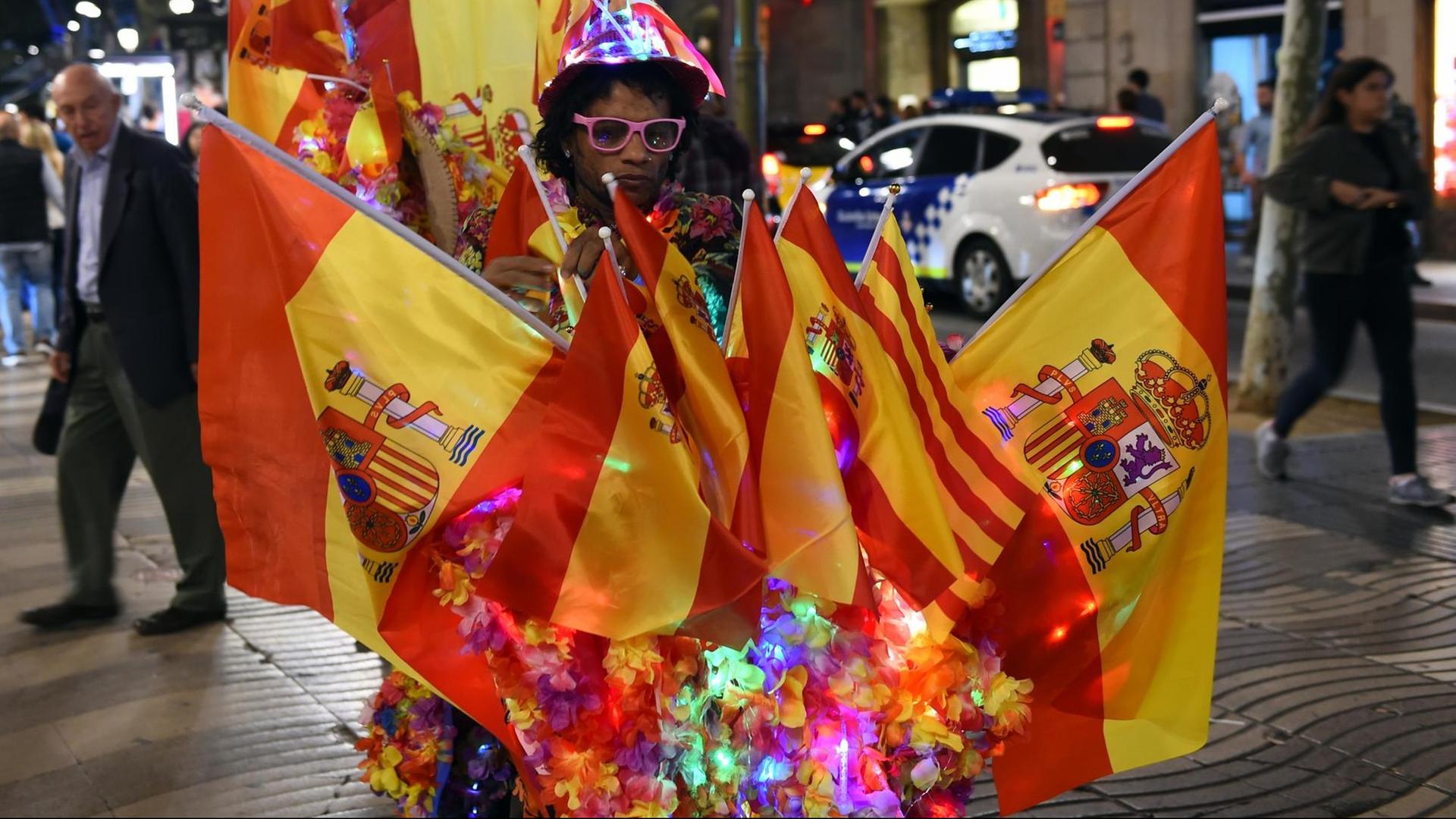 Der Lichtkünstler Jamal fährt am 29.10.2017 auf einem mit spanischen Fahnen geschmückten Fahrrad durch Barcelona. Der Lichtkünstler Jamal fährt am 29.10.2017 auf einem mit spanischen Fahnen geschmückten Fahrrad durch Barcelona.