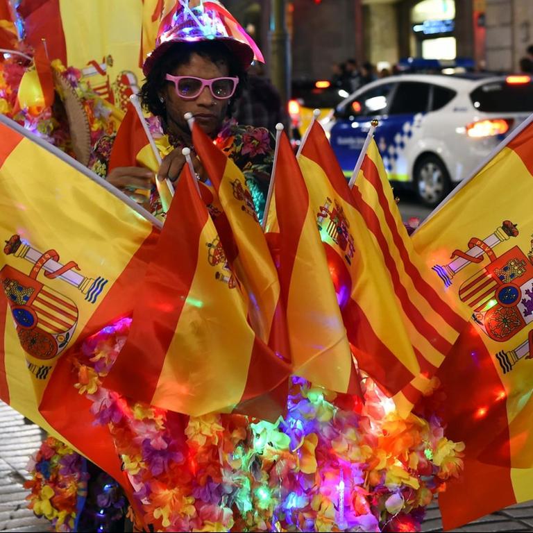 Der Lichtkünstler Jamal fährt am 29.10.2017 auf einem mit spanischen Fahnen geschmückten Fahrrad durch Barcelona