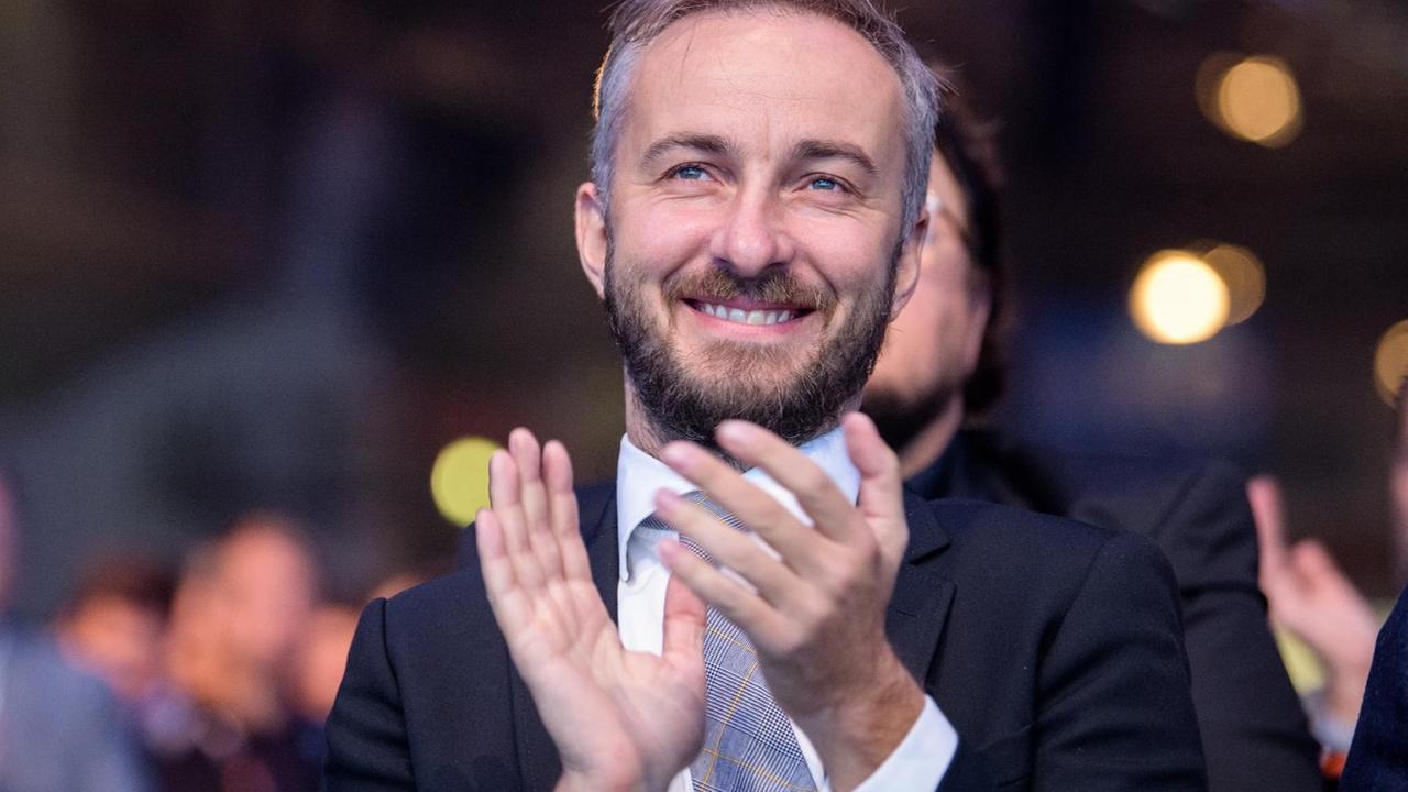 Nahaufnahme von Jan Böhmermann, TV-Entertainer, der applaudiert Nahaufnahme von Jan Böhmermann, TV-Entertainer, der applaudiert