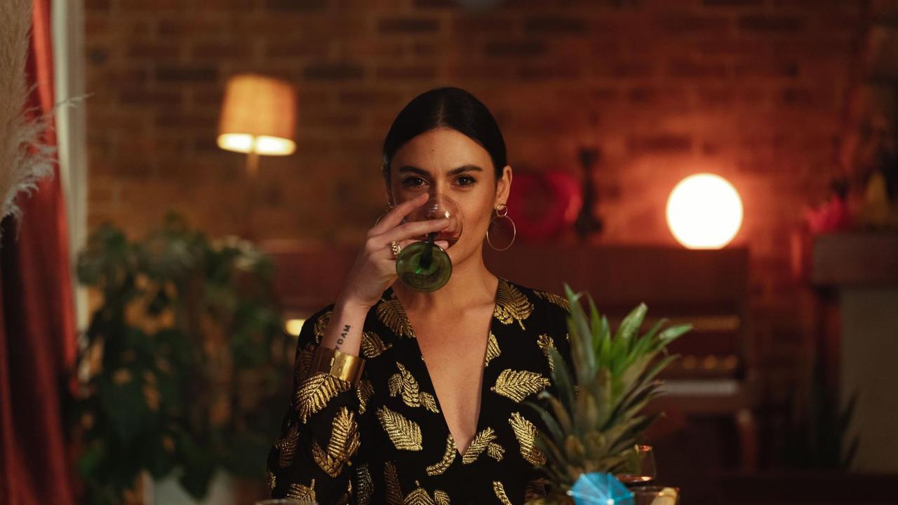 Die britische Musikerin Nadine Shah trinkt aus einem Glas. Die britische Musikerin Nadine Shah trinkt aus einem Glas.