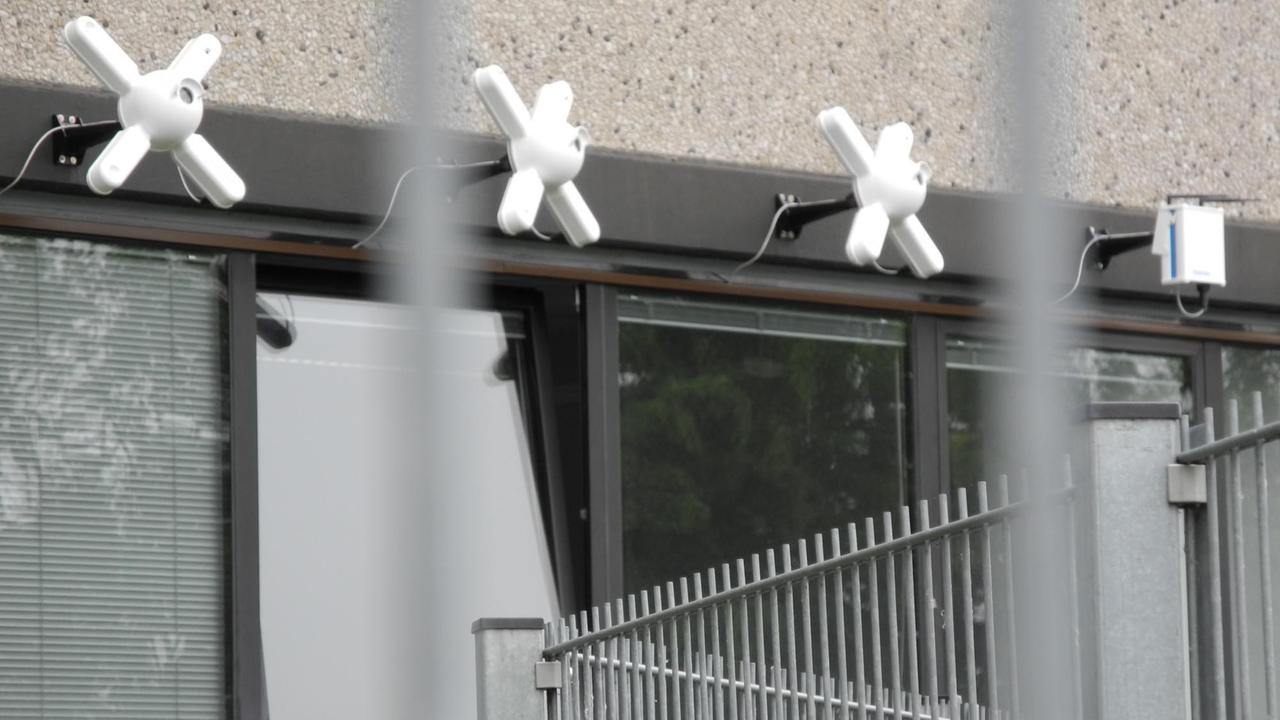 Die Außenansicht des Bürogebäudes, wo Dedrone in Kassel residiert. Die x-förmigen 'DroneTracker' hängen über den Fenstern.
