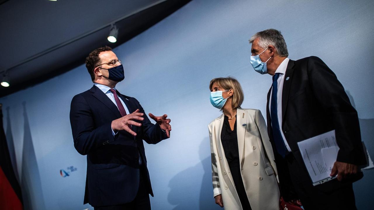 Gesundheitsminister Jens Spahn trifft sich mit den Ministerinnen für Gesundheit aus Slowenien und Portugal, Tomaz Gantar und Marta Temido. Alle drei tragen Maske.