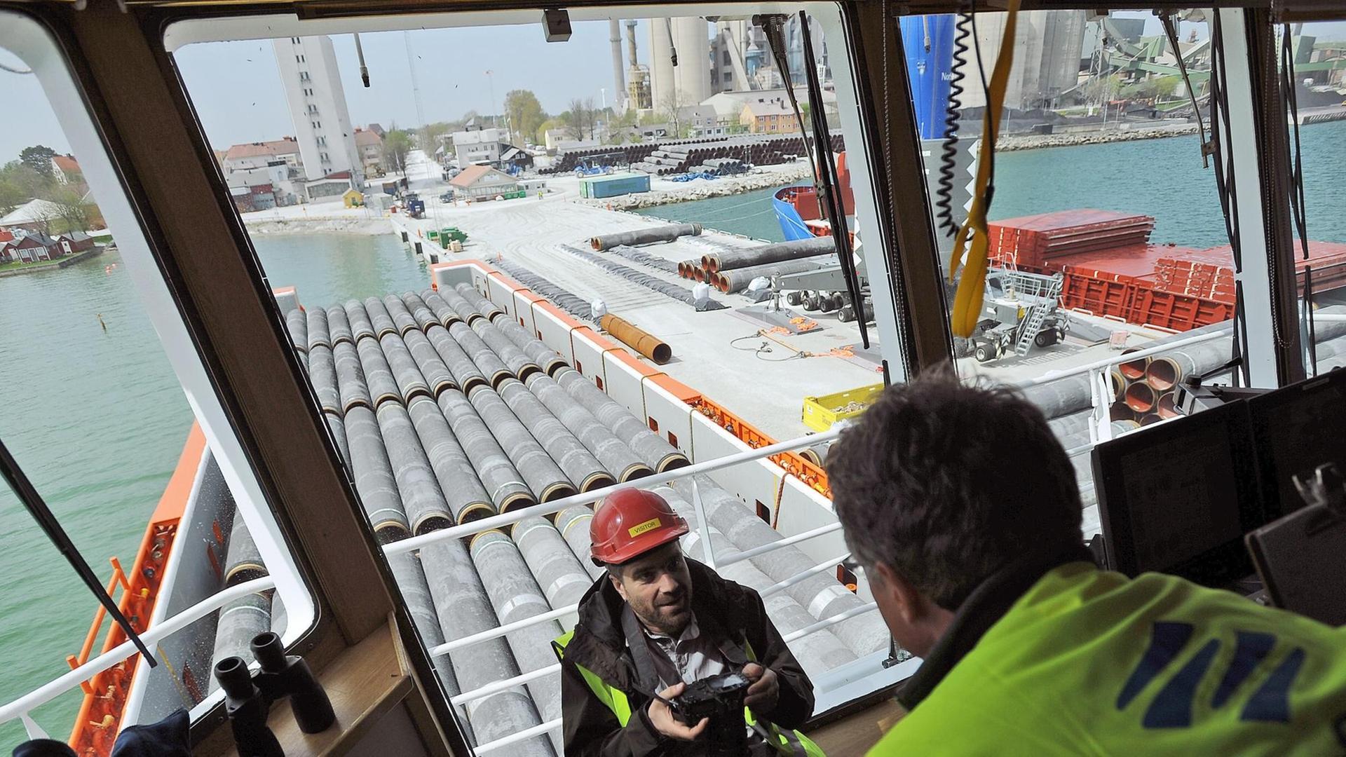 Blick aus dem Führerhaus eines Krans auf einen Anleger im Hafen von Slite auf der schwedischen Insel Gotland, wo zeitweise Rohre für das Pipeline-Projekt Nord Stream 2 lagerten Blick aus dem Führerhaus eines Krans auf einen Anleger im Hafen von Slite auf der schwedischen Insel Gotland, wo zeitweise Rohre für das Pipeline-Projekt Nord Stream 2 lagerten