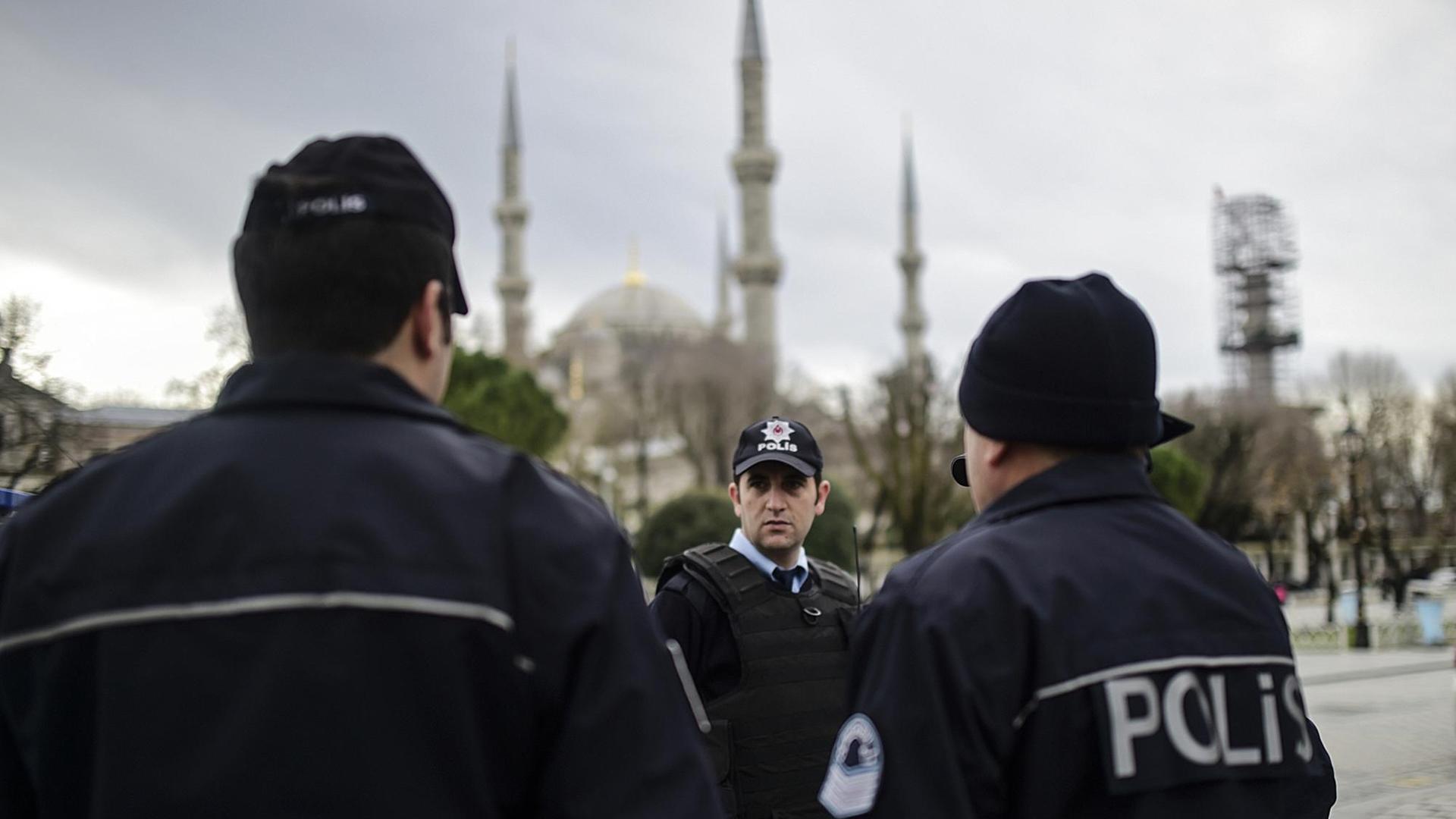 Polizeikräfte nahe der Blauen Moschee in Istanbul. Polizeikräfte nahe der Blauen Moschee in Istanbul.