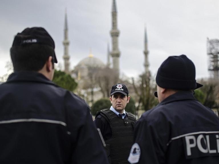 Polizeikräfte nahe der Blauen Moschee in Istanbul.