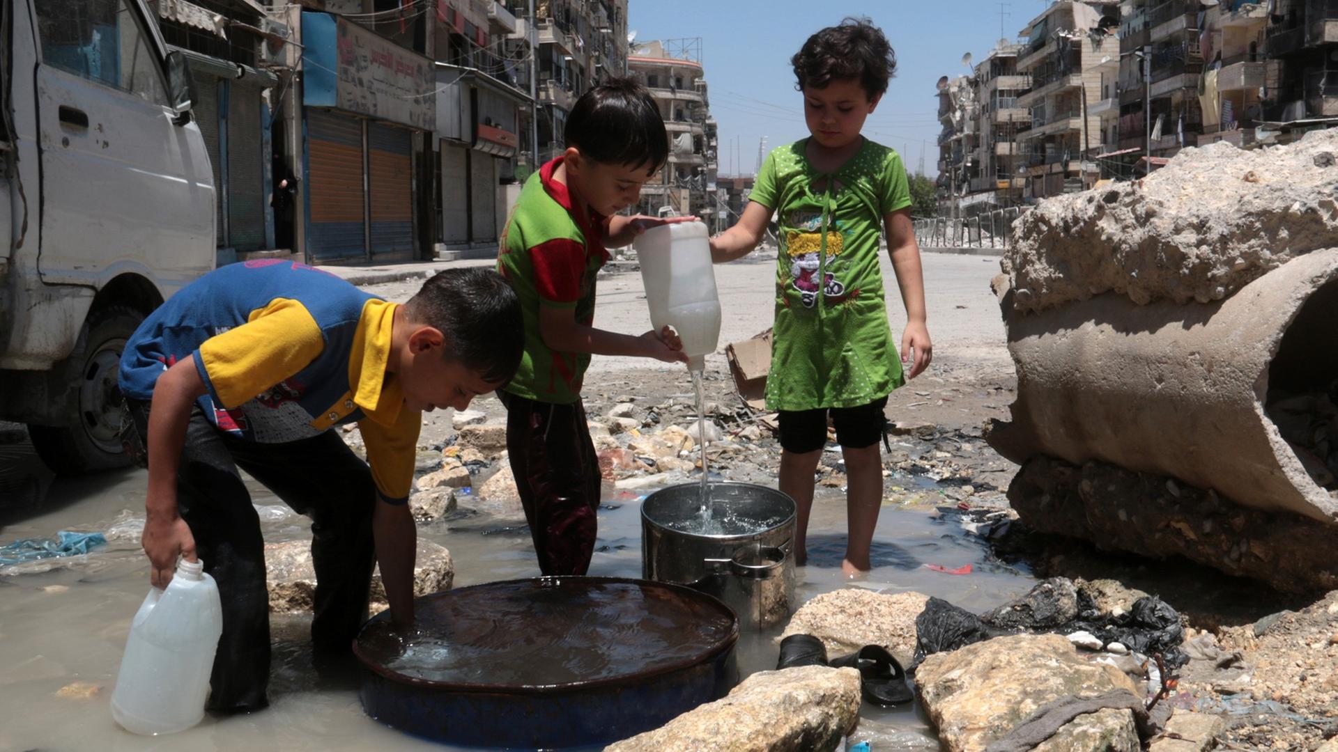 Alltag im Krieg: Kinder holen in einem Rebellengebiet von Aleppo Wasser im Juli 2014 Alltag im Krieg: Kinder holen in einem Rebellengebiet von Aleppo Wasser im Juli 2014