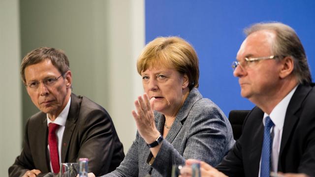 Der Bürgermeister der freien Hansestadt Bremen, Carsten Sieling (SPD, l-r), Bundeskanzlerin Angela Merkel (CDU) und der Ministerpräsident des Landes Sachsen-Anhalt, Reiner Haseloff (CDU) sitzen am 16.06.2016 nach einem Treffen von Bundesministern und Regierungschefs der Länder auf einer gemeinsamen Pressekonferenz.