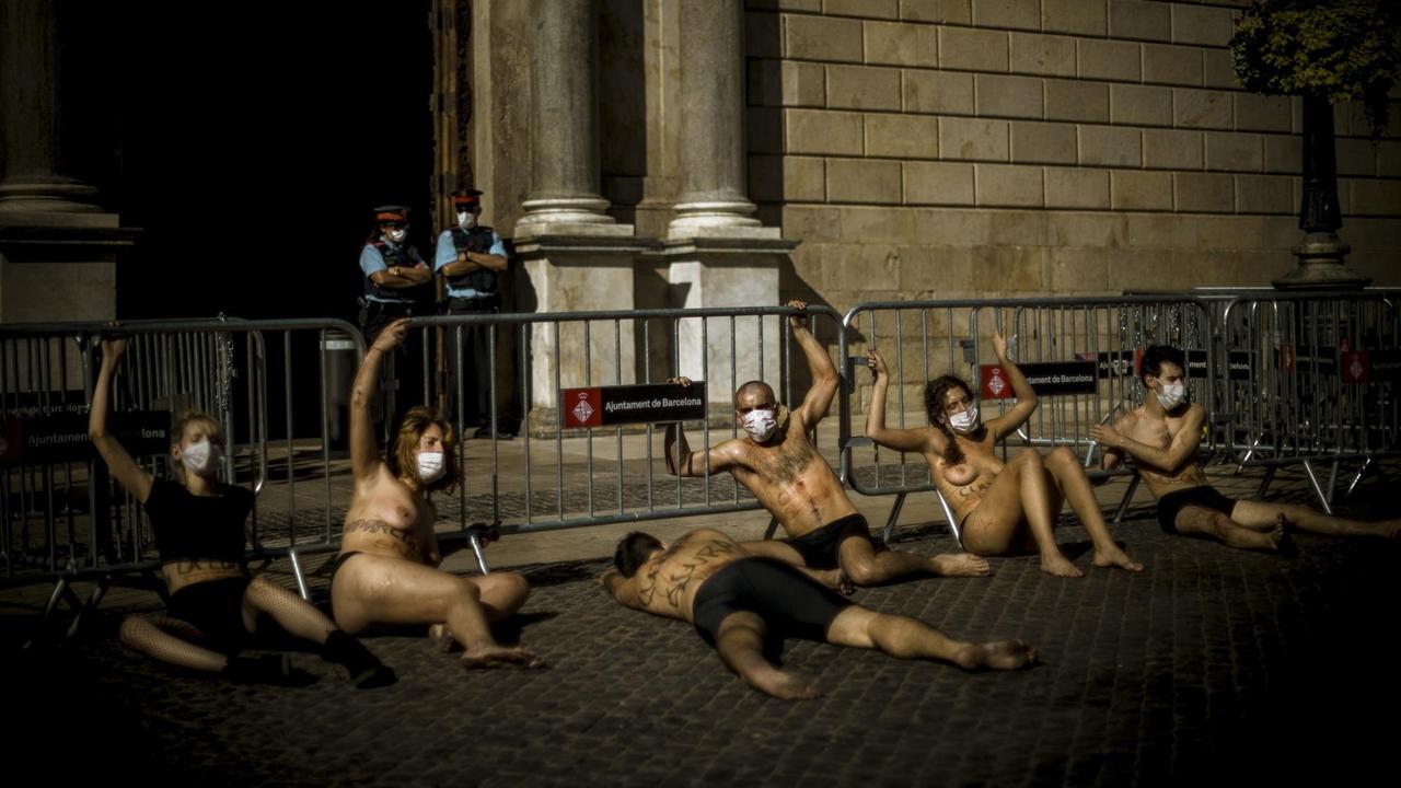 Ensemble-Mitglieder des Maravilla-Theaters haben sich in Barcelona aus Protest angekettet. Ensemble-Mitglieder des Maravilla-Theaters haben sich in Barcelona aus Protest angekettet.
