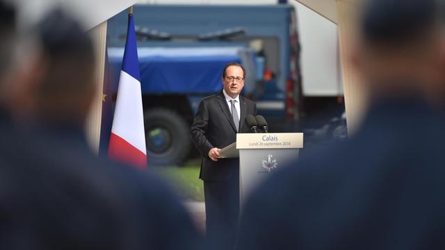 Der französische Präsident Francois Hollande spircht während eines Besuchs in der Hafenstadt Calais vor Polizisten.