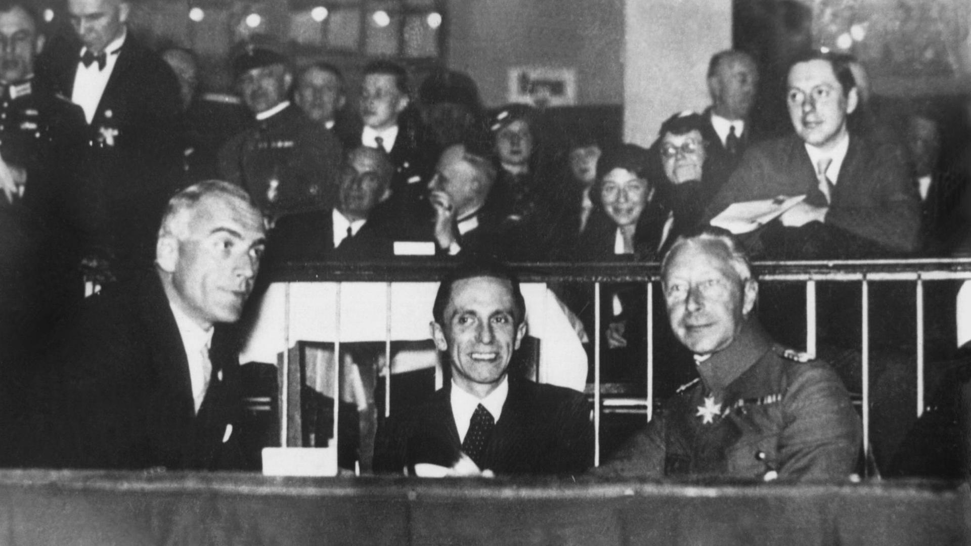 Major a.D. von Neufville, Joseph Goebbels und Kronprinz Wilhelm von Preussen sitzen an einem Tisch. Major a.D. von Neufville, Joseph Goebbels und Kronprinz Wilhelm von Preussen sitzen an einem Tisch.
