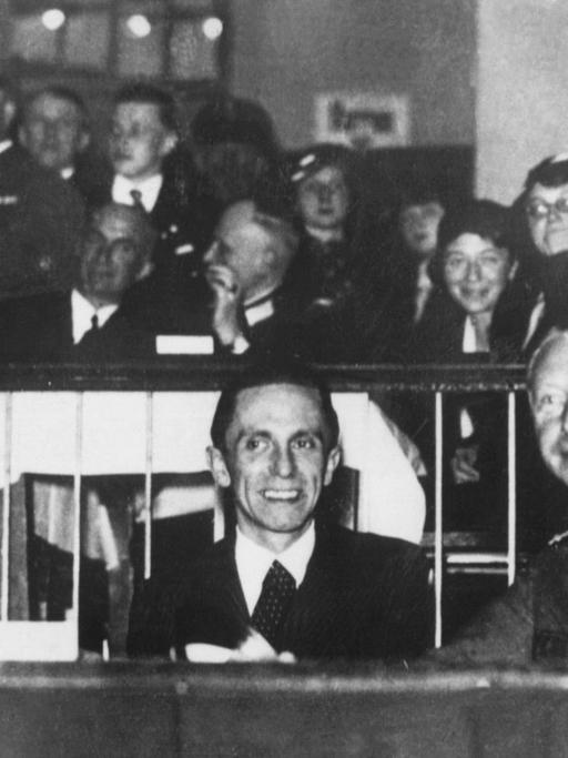 Major a.D. von Neufville, Joseph Goebbels und Kronprinz Wilhelm von Preussen sitzen an einem Tisch.