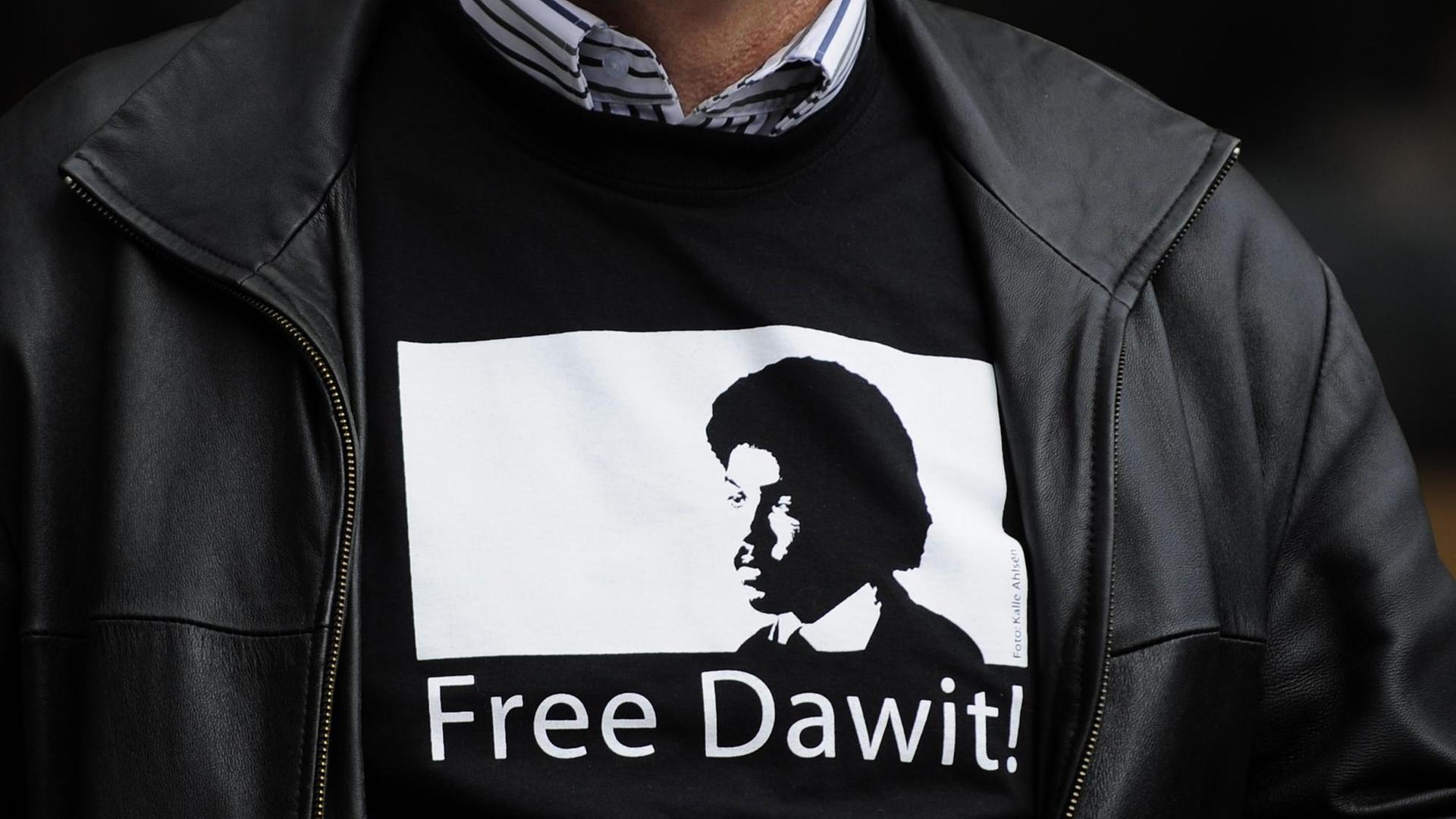 Ein Mann trägt ein T-Shirt mit dem Portrait des schwedisch-eritreischen Journalisten Dawi Isaak, am 3. Mai 2010 in Stockholm. Ein Eritear mit schwedischer Staatsbürgerschaft. Isaak wurde im September 2010 verhaftet - mit weiteren Zeitungsverlegern, Autoren und Journalisten. Sie wurden der eritreischen Spionage verdächtigt. Ein Mann trägt ein T-Shirt mit dem Portrait des schwedisch-eritreischen Journalisten Dawi Isaak, am 3. Mai 2010 in Stockholm. Ein Eritear mit schwedischer Staatsbürgerschaft. Isaak wurde im September 2010 verhaftet - mit weiteren Zeitungsverlegern, Autoren und Journalisten. Sie wurden der eritreischen Spionage verdächtigt.