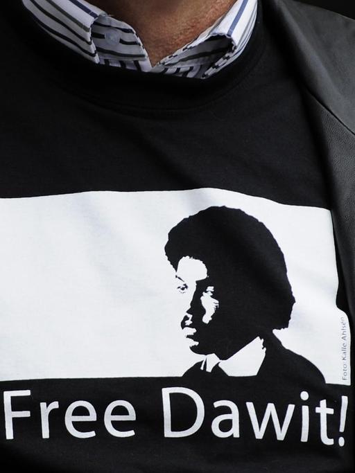 Ein Mann trägt ein T-Shirt mit dem Portrait des schwedisch-eritreischen Journalisten Dawi Isaak, am 3. Mai 2010 in Stockholm. Ein Eritear mit schwedischer Staatsbürgerschaft. Isaak wurde im September 2010 verhaftet - mit weiteren Zeitungsverlegern, Autoren und Journalisten. Sie wurden der eritreischen Spionage verdächtigt.