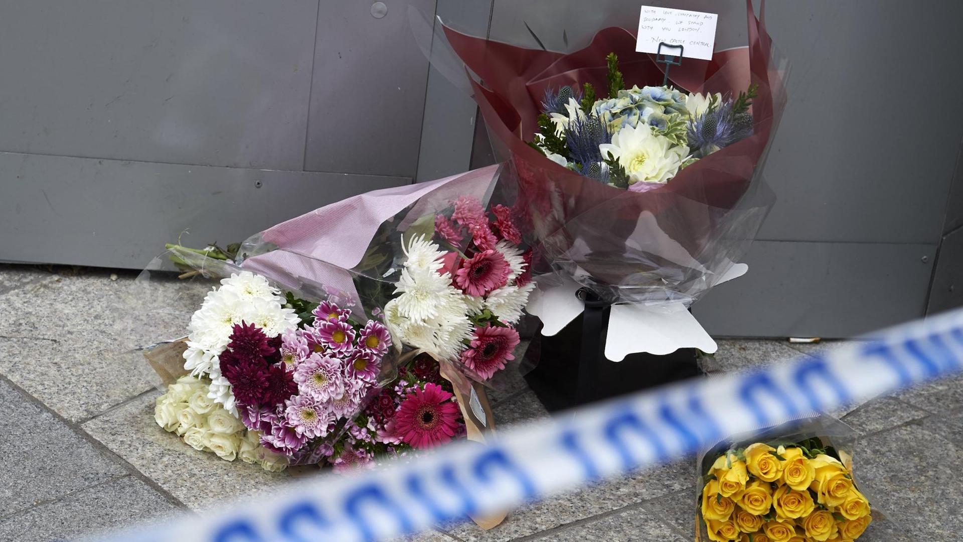 Trauernde haben Blumen in der Nähe der London Bridge abgelegt. Trauernde haben Blumen in der Nähe der London Bridge abgelegt.