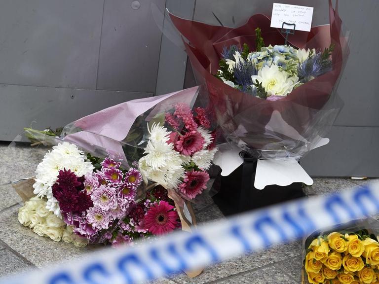 Trauernde haben Blumen in der Nähe der London Bridge abgelegt.