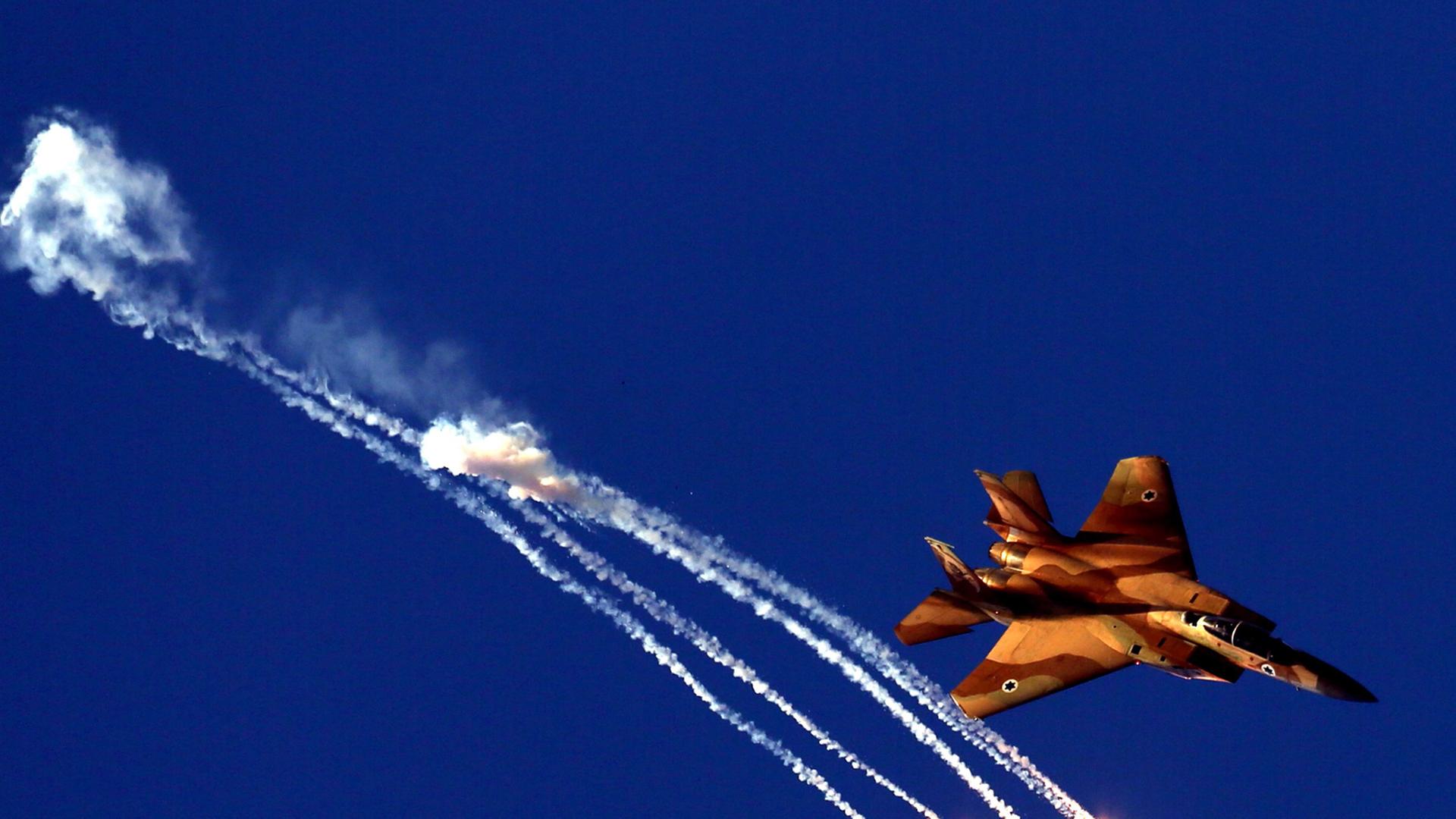 In israelischer Kampfjet feuert bei einer Flugshow Täuschkörper ab. In israelischer Kampfjet feuert bei einer Flugshow Täuschkörper ab.