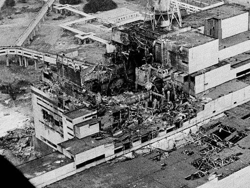 Das zerstörte Atomkraftwerk in Tschernobyl in der damaligen Sowjetunion, eine Luftaufnahme wenige Tage nach dem Reaktorunglück am 26. April 1986.