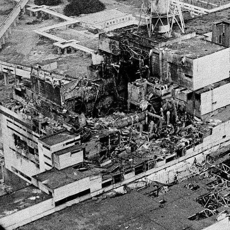 Das zerstörte Atomkraftwerk in Tschernobyl in der damaligen Sowjetunion, eine Luftaufnahme wenige Tage nach dem Reaktorunglück am 26. April 1986. 