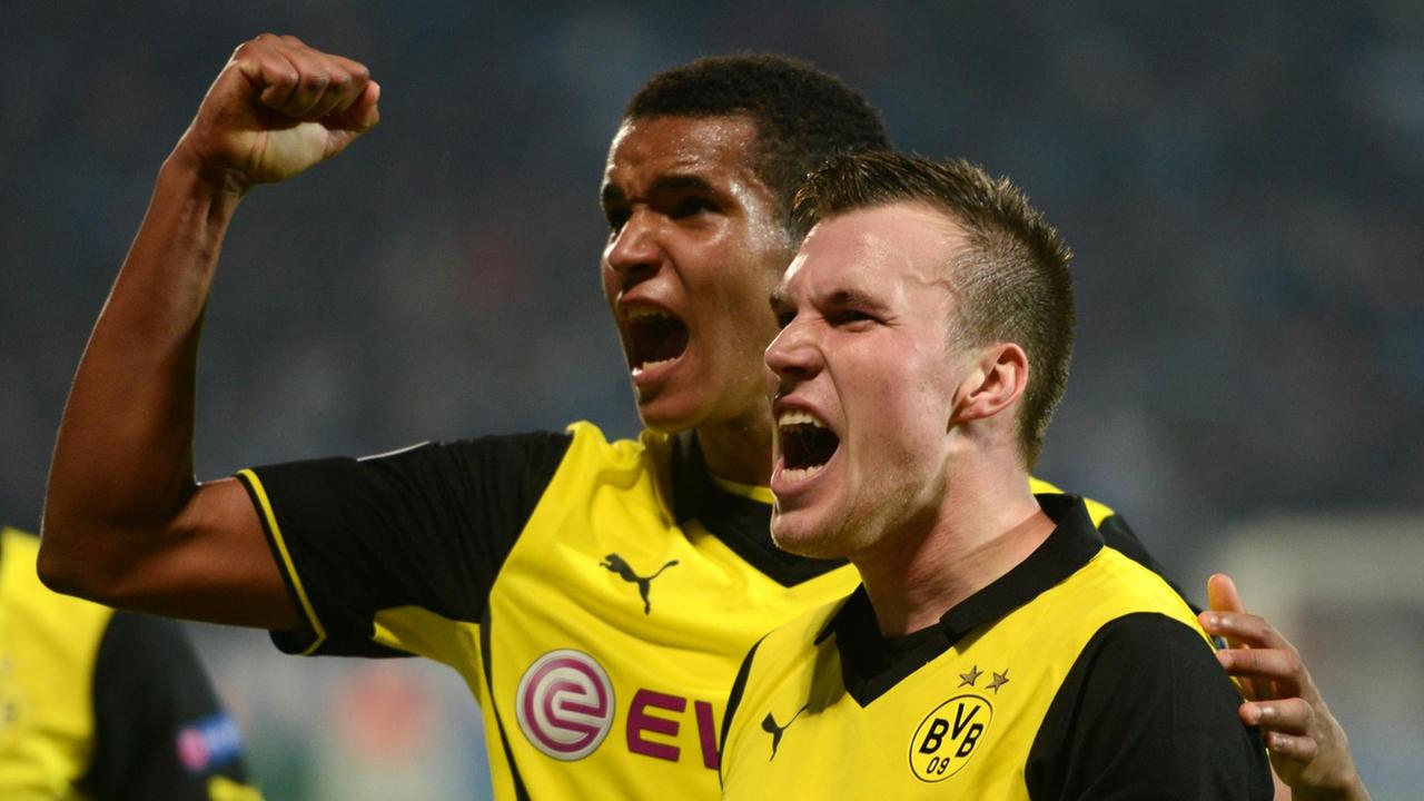 Marian Sarr (li.) jubelt im Trikot von Borussia Dortmund in seinem einzigen Spiel in der Champions League. Damals war er 18 Jahre alt. Rechts von steh freut sich Kevin Großkreutz. Marian Sarr (li.) jubelt im Trikot von Borussia Dortmund in seinem einzigen Spiel in der Champions League. Damals war er 18 Jahre alt. Rechts von steh freut sich Kevin Großkreutz.