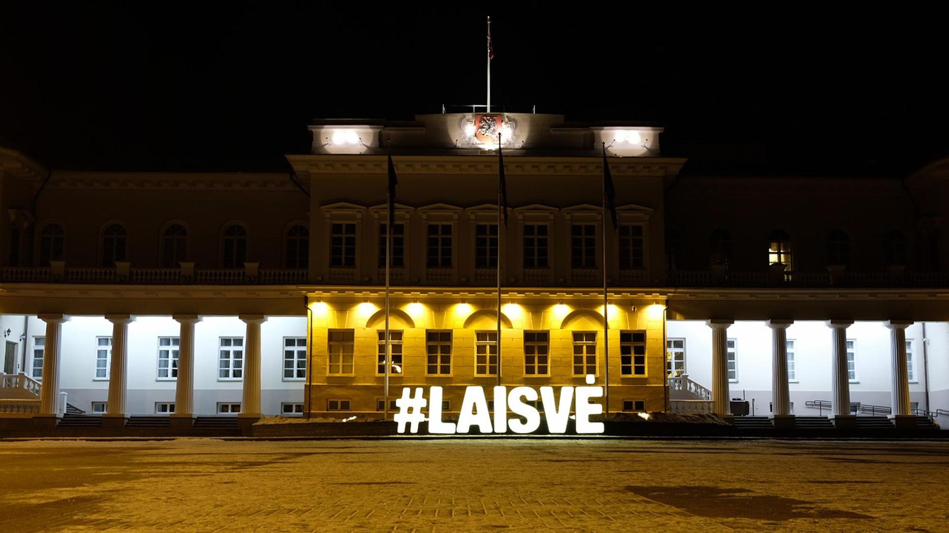 Eine Skulptur, die den Schriftzug «#LAISVE» (#Freiheit) darstellt, aufgenommen am 25.01.2017 vor Präsidentenpalast in Vilnius, Litauen.