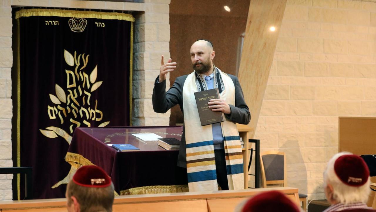 26.10.2018, Mecklenburg-Vorpommern, Rostock: Yuriy Kadnykov, Landesrabbiner in Mecklenburg-Vorpommern, spricht in der Synagoge der Jüdischen Gemeinde vor Beginn eines Gottesdienstes zu den Anwesenden. 26.10.2018, Mecklenburg-Vorpommern, Rostock: Yuriy Kadnykov, Landesrabbiner in Mecklenburg-Vorpommern, spricht in der Synagoge der Jüdischen Gemeinde vor Beginn eines Gottesdienstes zu den Anwesenden.