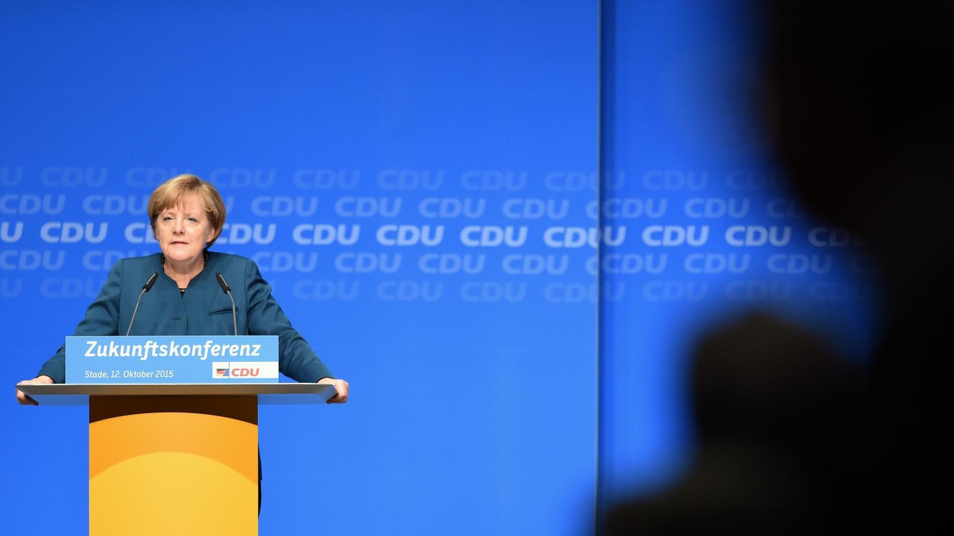 Bundeskanzlerin und CDU-Vorsitzende Angela Merkel spricht am 12.10.2015 in Stade (Niedersachsen) bei der Zukunftskonferenz der Partei