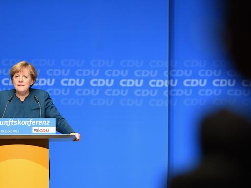 Bundeskanzlerin und CDU-Vorsitzende Angela Merkel spricht am 12.10.2015 in Stade (Niedersachsen) bei der Zukunftskonferenz der Partei