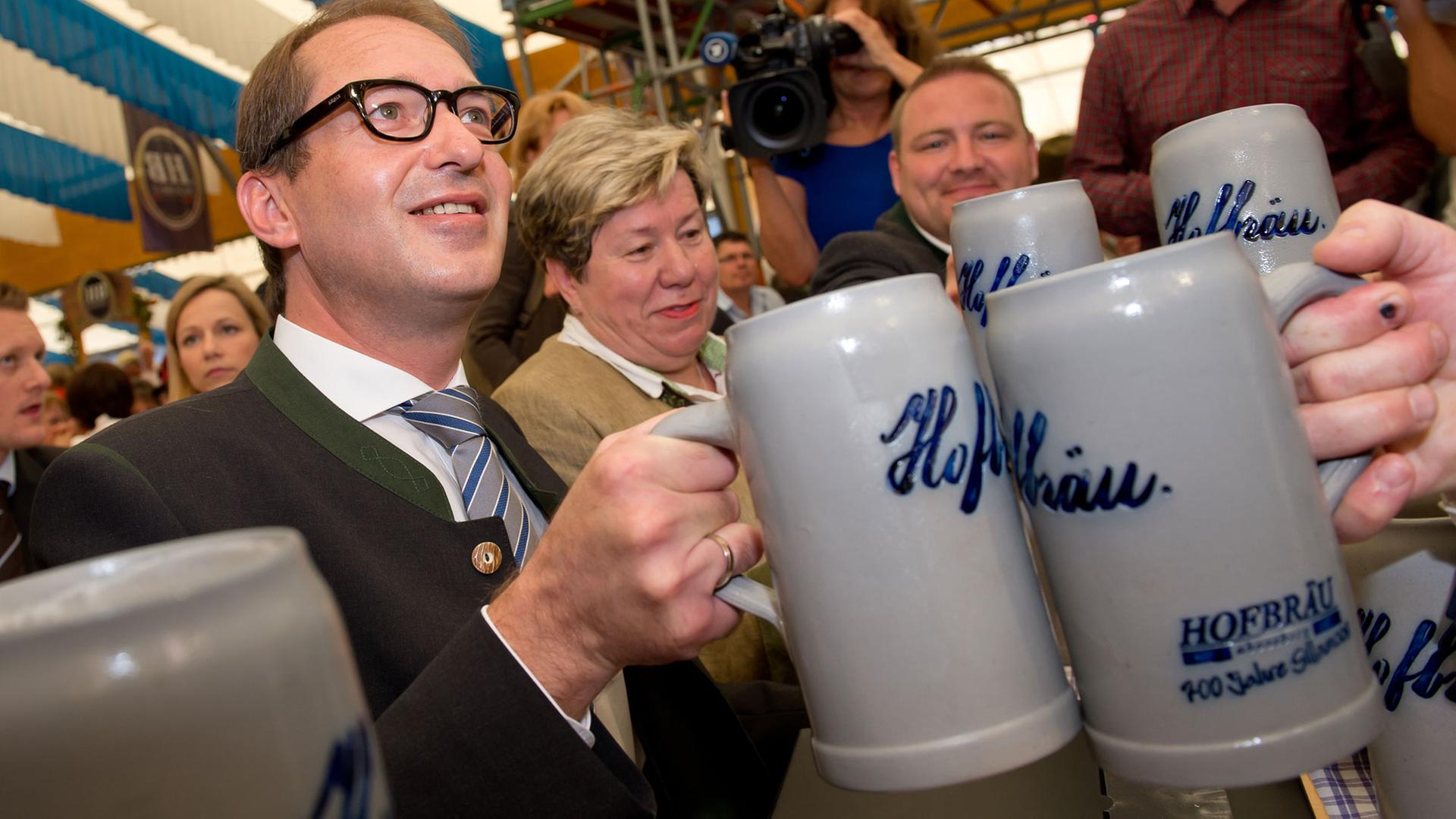 Alexander Dobrindt auf einem Volksfest mit einem Bierkrug in der Hand Alexander Dobrindt auf einem Volksfest mit einem Bierkrug in der Hand