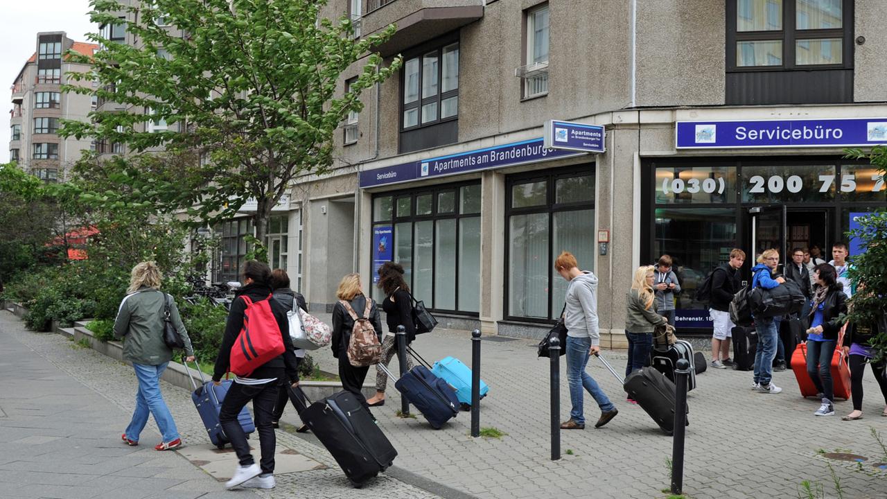 Rotes Tuch für manchen Ur-Berliner: Der berüchtigte Rollkoffer-Tourist. Rotes Tuch für manchen Ur-Berliner: Der berüchtigte Rollkoffer-Tourist.
