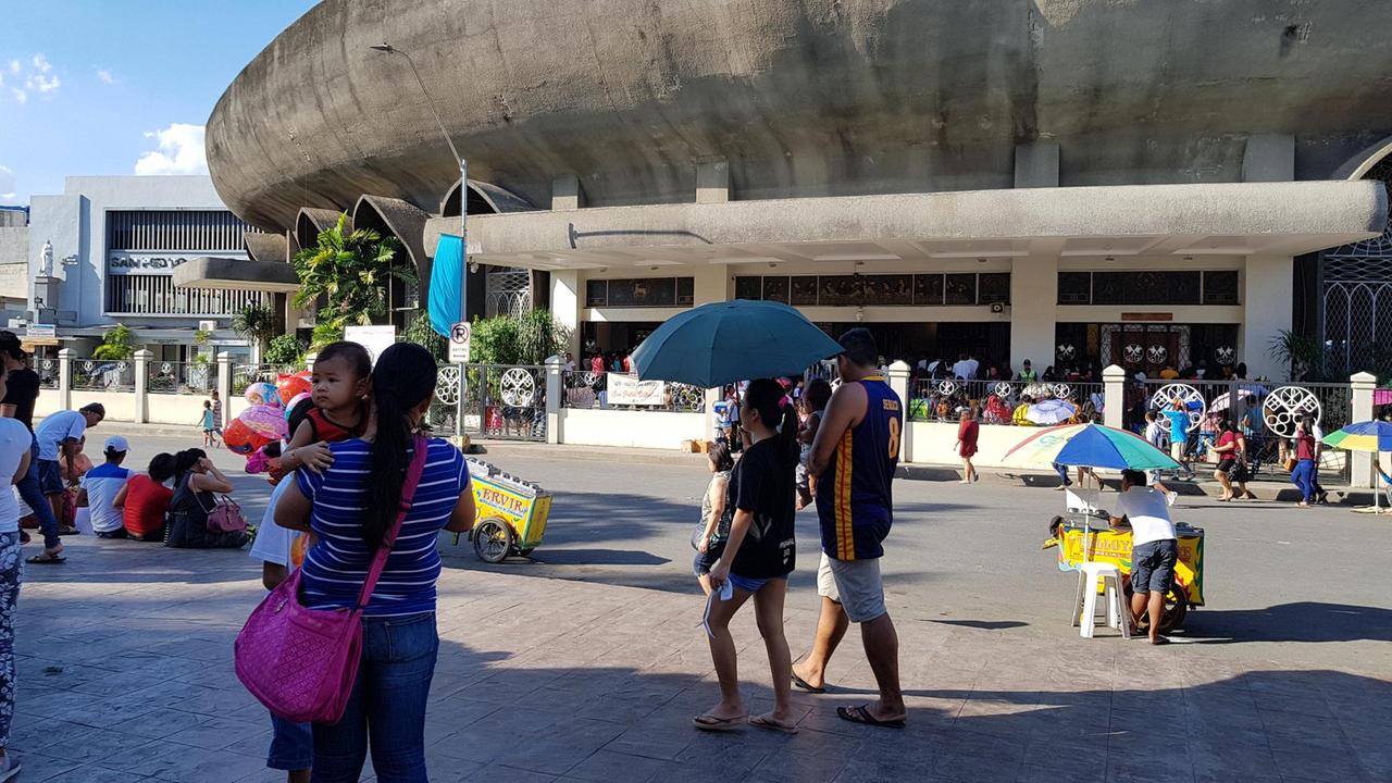 Anstehen an einer der Megachurches von Davao City. Anstehen an einer der Megachurches von Davao City.