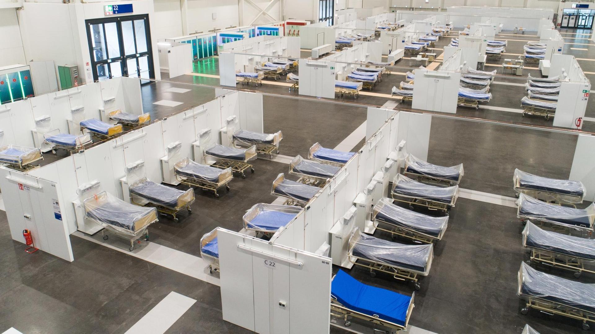 Krankenhausbetten stehen in einer Messehalle auf dem Messegelände Hannover. Seit dem Frühjahr wird für den Fall hoher Infektionszahlen mit dem Coronavirus ein Behelfskrankenhaus mit über 400 Betten vorgehalten. Im Einsatz war das Notfall-Krankenhaus bisher nicht.