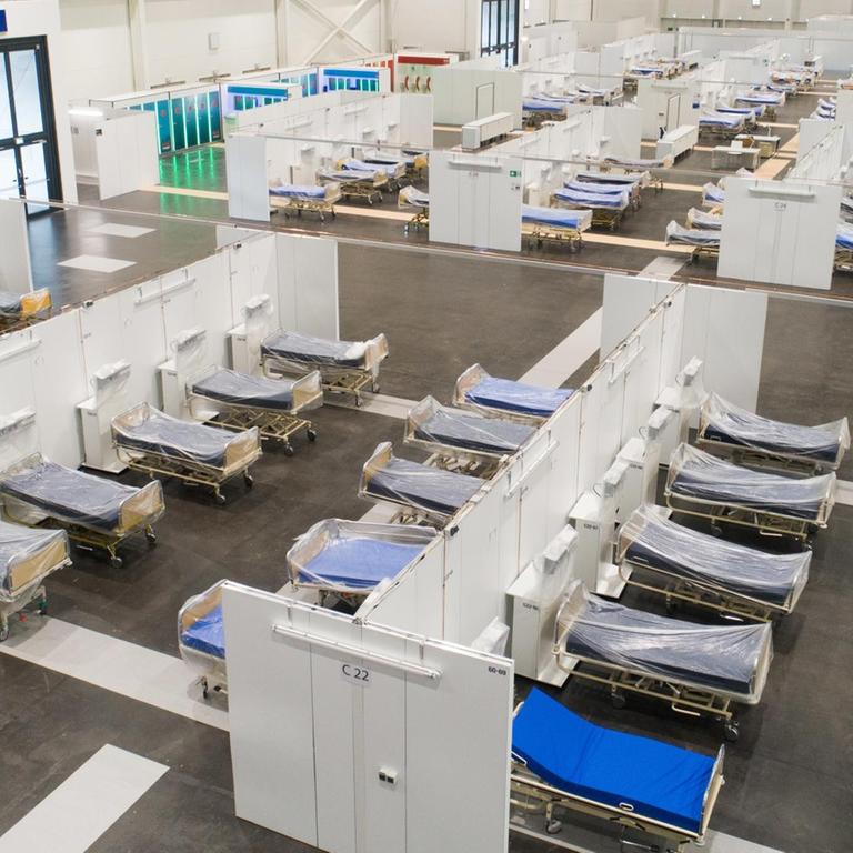 Krankenhausbetten stehen in einer Messehalle auf dem Messegelände Hannover. Seit dem Frühjahr wird für den Fall hoher Infektionszahlen mit dem Coronavirus ein Behelfskrankenhaus mit über 400 Betten vorgehalten. Im Einsatz war das Notfall-Krankenhaus bisher nicht. 