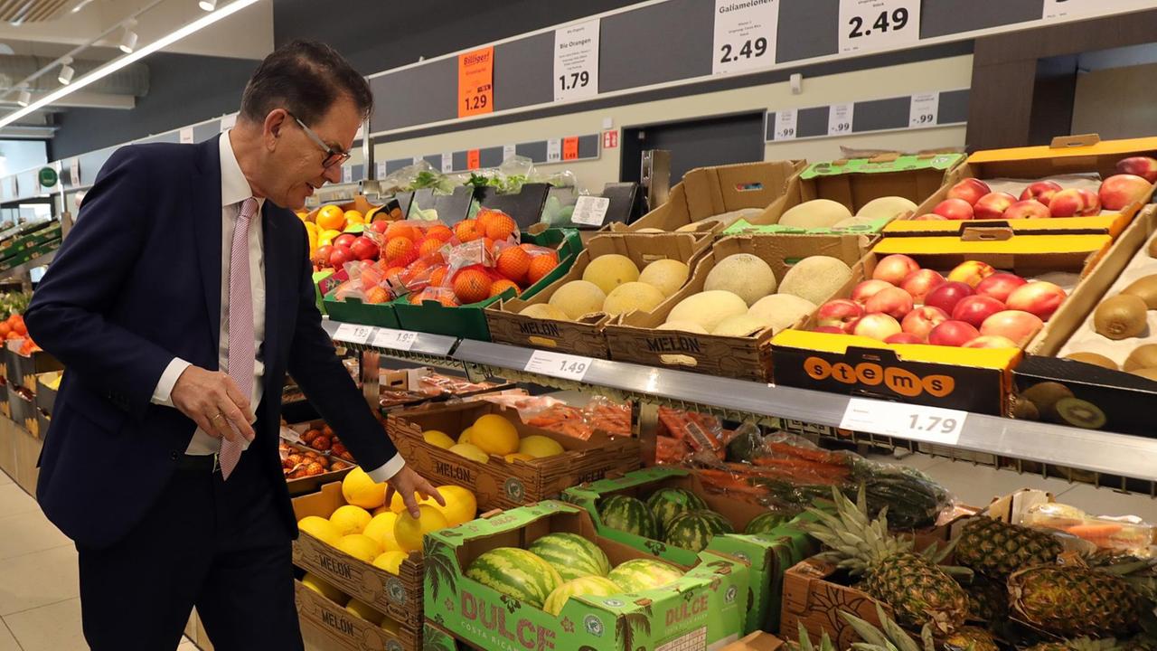 Gerd Müller (CSU), Bundesentwicklungsminister, informiert sich in einem Berliner Lidl-Supermarkt zu fairem Einkauf und wird dabei von dem Vorsitzenden der Geschäftsleitung von Lidl Deutschland bei einem gemeinsamen Supermarkt-Rundgang begleitet.