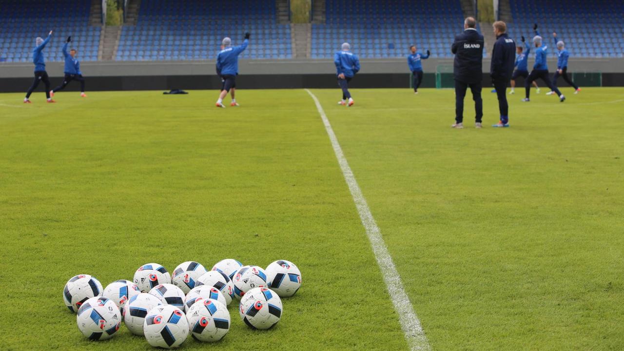 Die isländische Nationalmannschaft beim Training. Die isländische Nationalmannschaft beim Training.