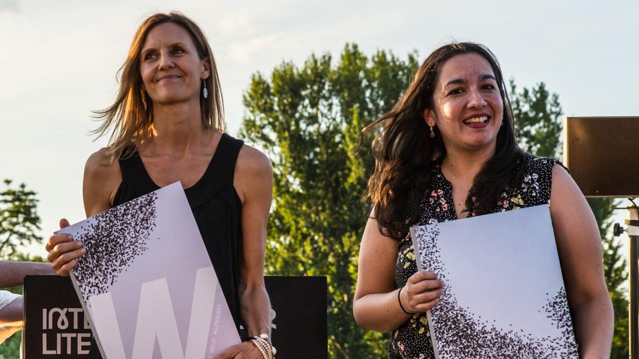 Die Preisträgerinnen des Internationalen Literaturpreises bei der Presiverleihung am 18.06.2019 in Berlin: die mexikanische Autorin Fernanda Melchor und die Übersetzerin Angelica Ammar. Die Preisträgerinnen des Internationalen Literaturpreises bei der Presiverleihung am 18.06.2019 in Berlin: die mexikanische Autorin Fernanda Melchor und die Übersetzerin Angelica Ammar.