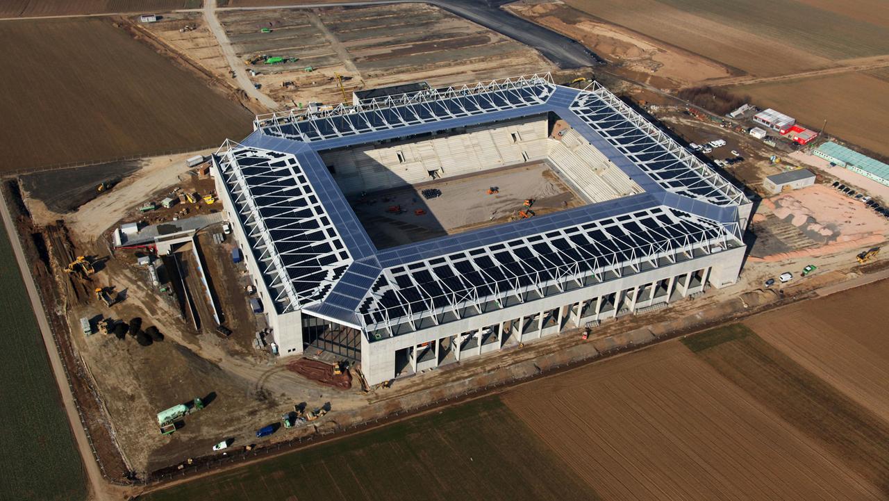 Die Solaranlage auf dem Dach der Coface-Arena ist fertiggestellt. Das Stadion vom 1. FSV Mainz 05 wird somit pro Jahr rund 700.000 Kilowattstunden Strom erzeugen. Foto vom 22.02.2011)
Die Solaranlage auf dem Dach der Coface-Arena ist fertiggestellt. Das Stadion vom 1. FSV Mainz 05 wird somit pro Jahr rund 700.000 Kilowattstunden Strom erzeugen. Foto vom 22.02.2011)
