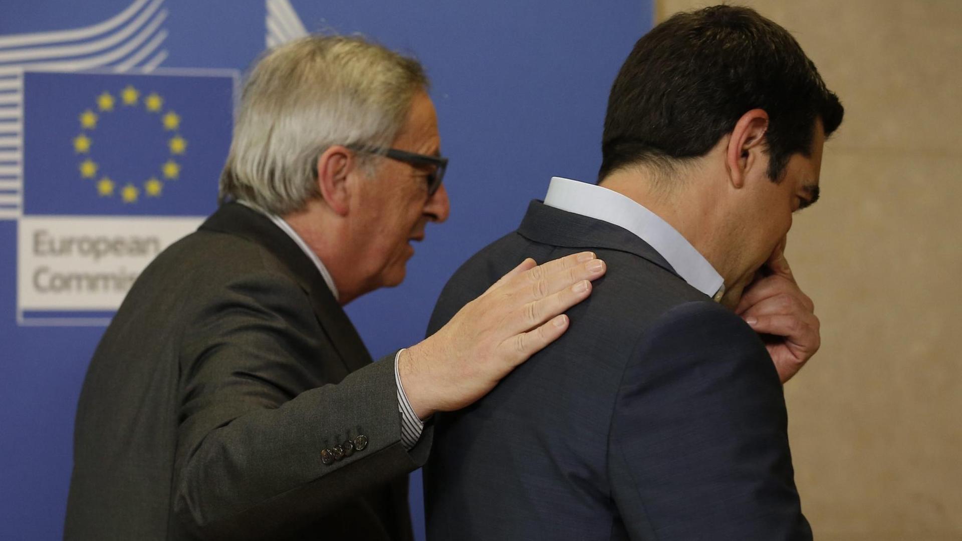 EU-Kommissionspräsident Juncker begrüßt den griechischen Ministerpräsidenten Tsipras am 3.6.15 in Brüssel. EU-Kommissionspräsident Juncker begrüßt den griechischen Ministerpräsidenten Tsipras am 3.6.15 in Brüssel.