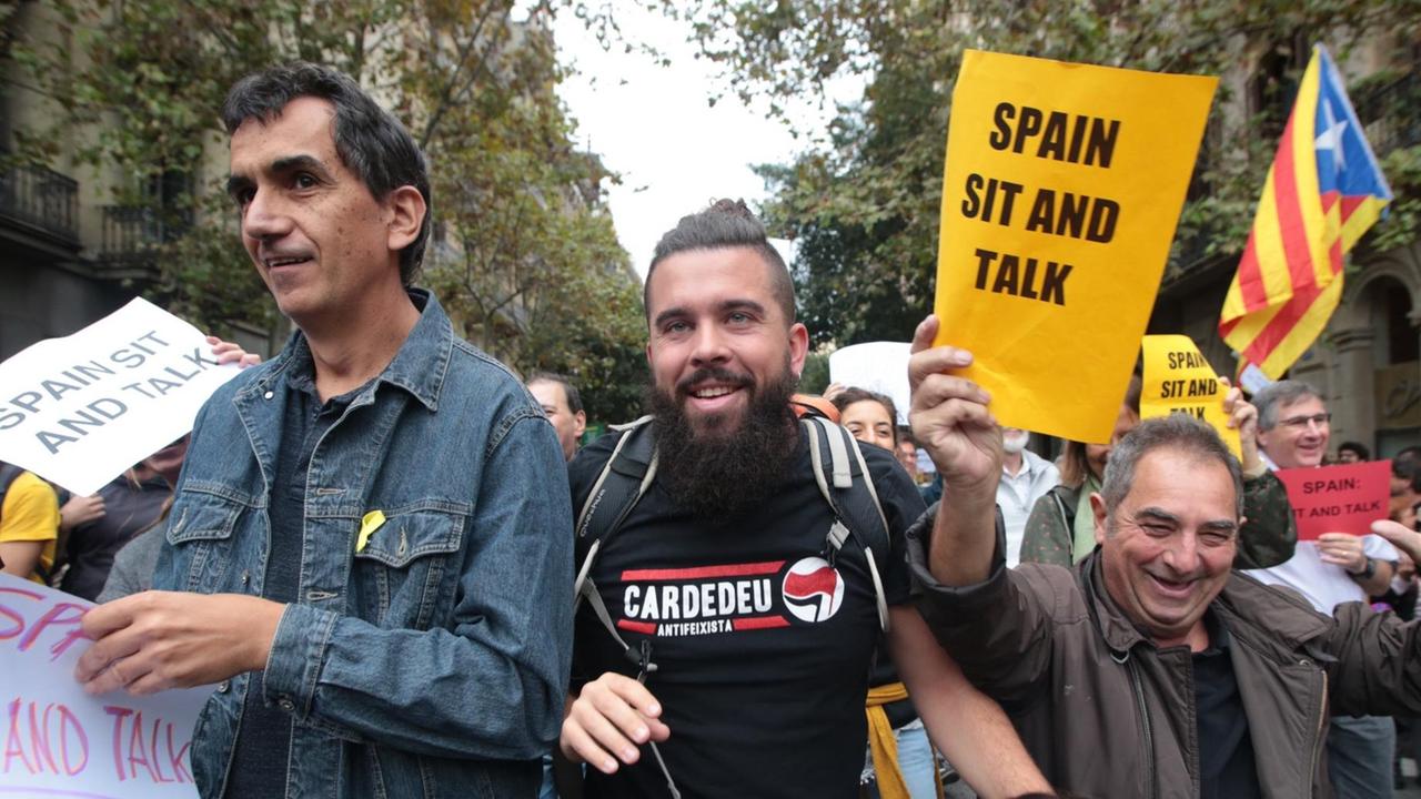 Barcelona, ??Catalunya, Spain; 21/10/2019.- Hundreds of people make a peaceful sitting in front of the Delegation of the Spanish government in Catalonia convened by Democratic Tsunami and in protest at the visit of Pedro Sanchez President of Spain. Photo: Juan Carlos Rojas/Picture Alliance | Verwendung weltweit Barcelona, ??Catalunya, Spain; 21/10/2019.- Hundreds of people make a peaceful sitting in front of the Delegation of the Spanish government in Catalonia convened by Democratic Tsunami and in protest at the visit of Pedro Sanchez President of Spain. Photo: Juan Carlos Rojas/Picture Alliance | Verwendung weltweit