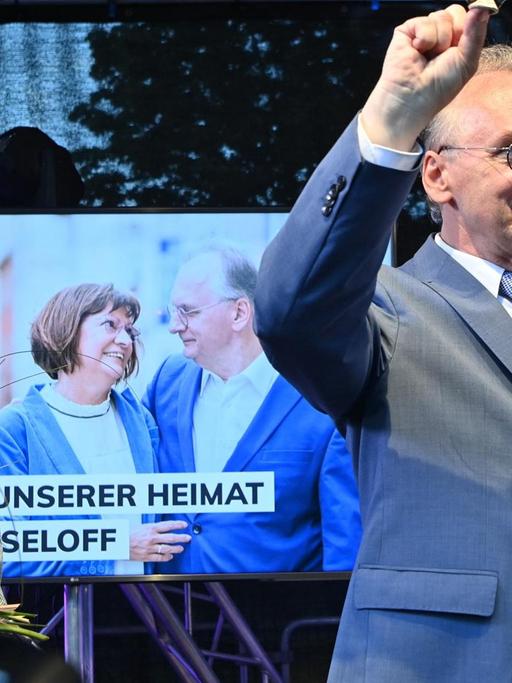 Reiner Haseloff, CDU, Ministerpräsident von Sachsen-Anhalt zeigt auf der CDU Wahlparty seinen Glücksbringer. Links neben ihm steht seine Ehefrau Gabriele. Die Wahl zum neuen Landtag in Sachsen-Anhalt war die letzte Landtagswahl vor der Bundestagswahl im September 2021.