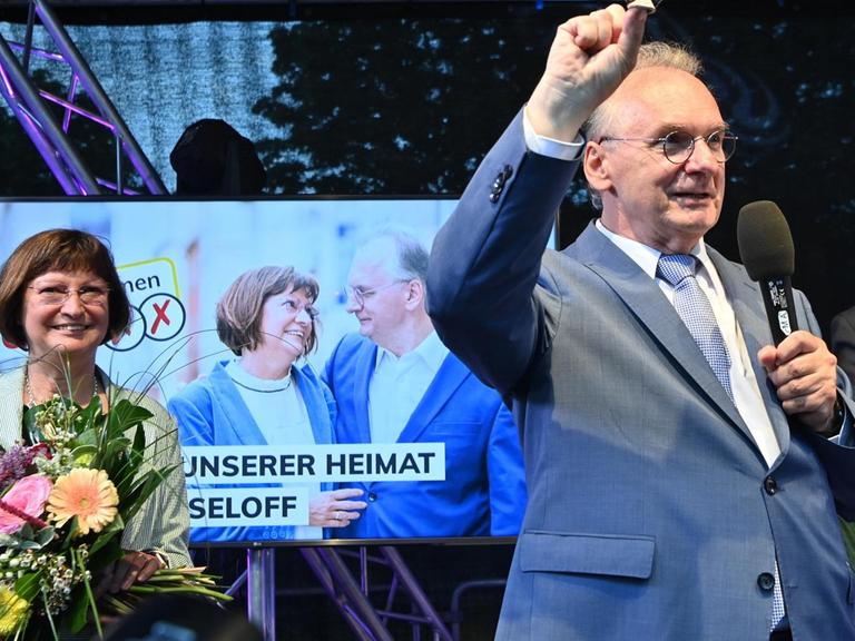 Reiner Haseloff, CDU, Ministerpräsident von Sachsen-Anhalt zeigt auf der CDU Wahlparty seinen Glücksbringer. Links neben ihm steht seine Ehefrau Gabriele. Die Wahl zum neuen Landtag in Sachsen-Anhalt war die letzte Landtagswahl vor der Bundestagswahl im September 2021.