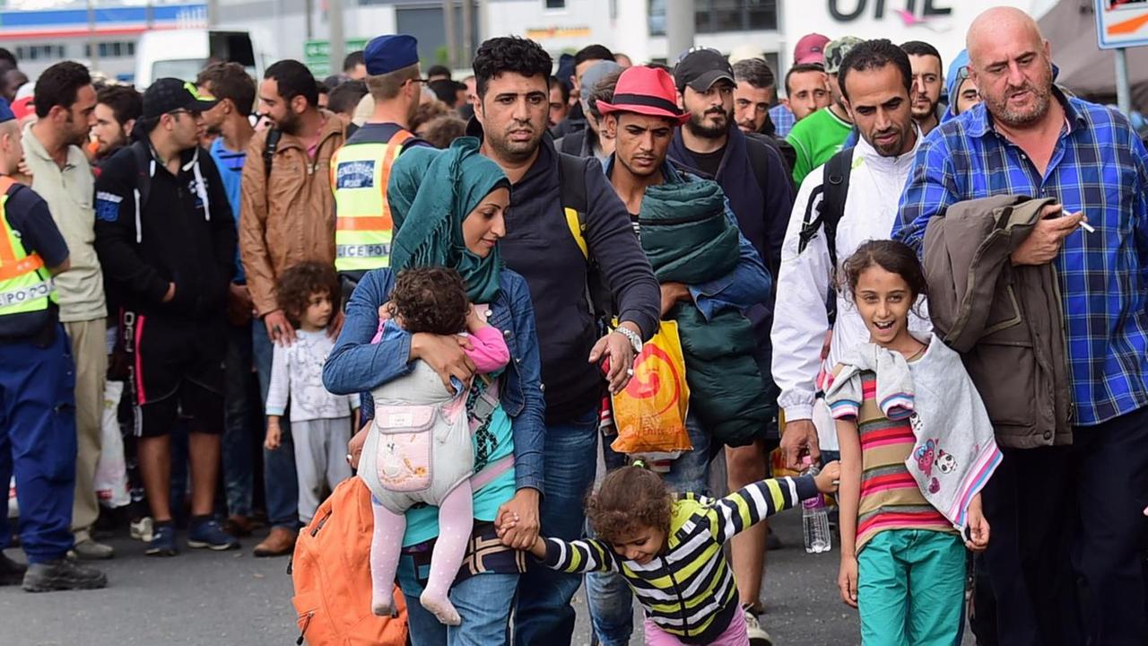 Flüchtlinge an der ungarisch-österreichischen Grenze bei Szentgotthard am 19.09.2015. Flüchtlinge an der ungarisch-österreichischen Grenze bei Szentgotthard am 19.09.2015.