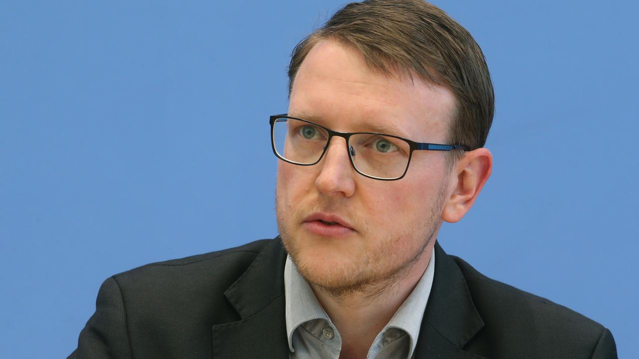 Matthias Quent, Rechtsterrorismus-Experte und Direktor des Instituts für Demokratie und Zivilgesellschaft in Jena, beantwortet am 02.04.2019 in Berlin bei der Vorstellung der Jahresstatistik zum Ausmaß rechter Gewalt 2018 Fragen von Journalisten.
