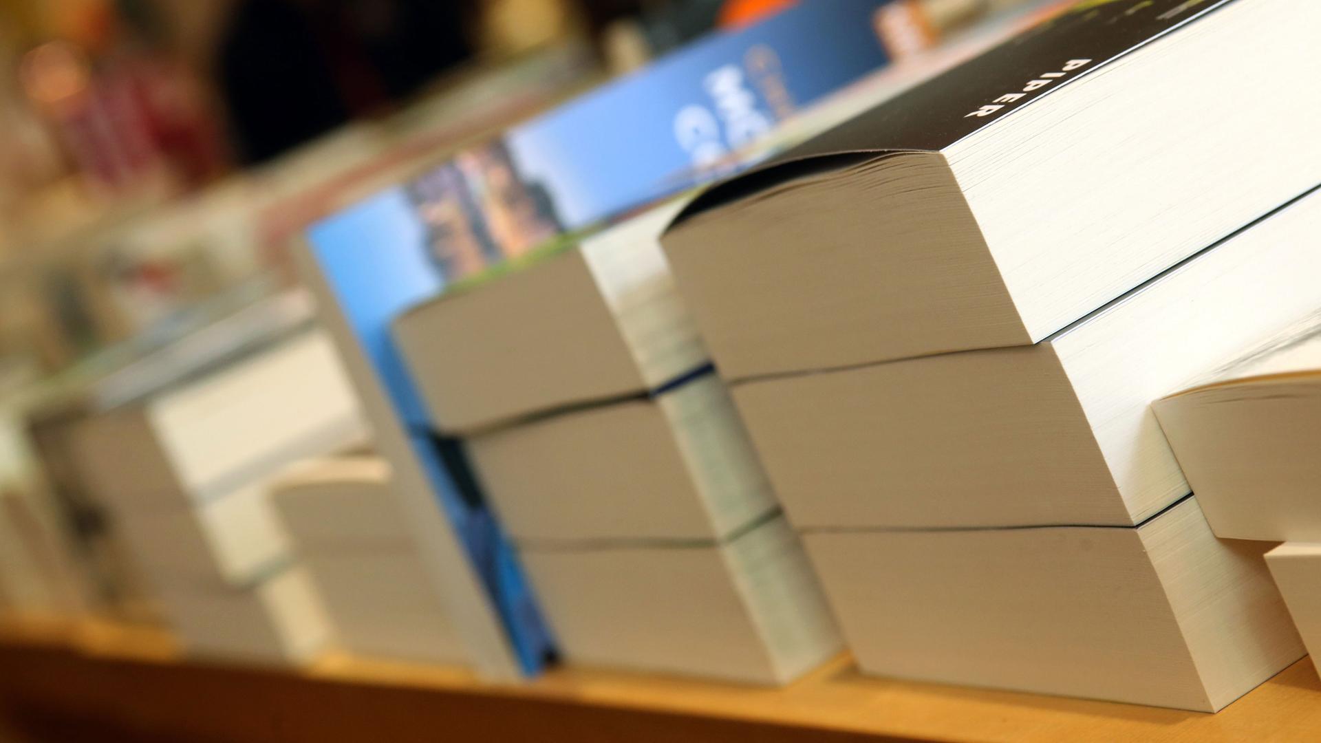 Bücherstapel liegen auf einem Verkaufstisch. Bücherstapel liegen auf einem Verkaufstisch.