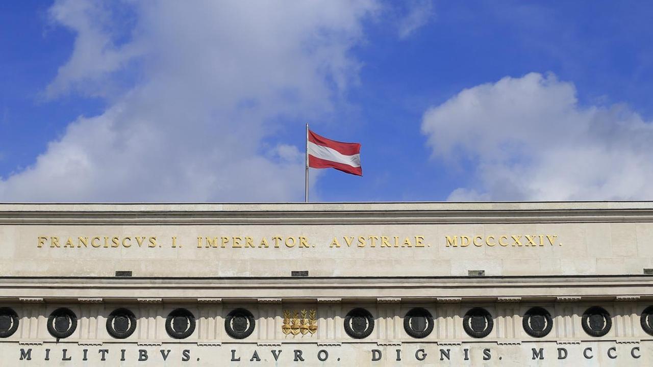 Das Burgtor in Wien, darüber weht die österreichische Flagge. Das Burgtor in Wien, darüber weht die österreichische Flagge.