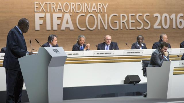 FIFA-Interims-Präsident Issa Hayatou (l.) spricht auf dem FIFA-Kongress in Zürich.