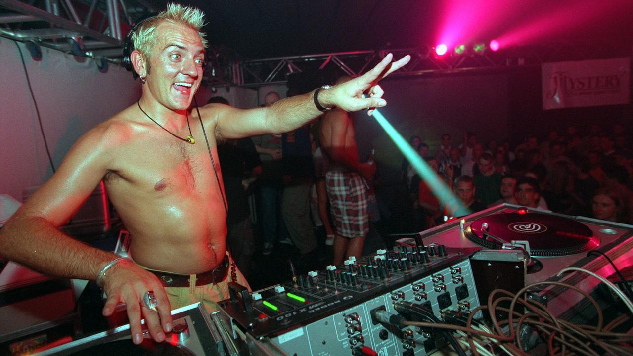 DJ Sven Väth heizt 1996 bei einer Großparty in einem gesperrten Straßentunnel in Frankfurt den Techno-Fans ein.