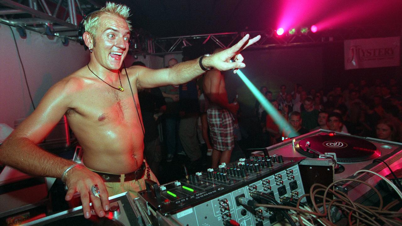 DJ Sven Väth heizt 1996 bei einer Großparty in einem gesperrten Straßentunnel in Frankfurt den Techno-Fans ein. DJ Sven Väth heizt 1996 bei einer Großparty in einem gesperrten Straßentunnel in Frankfurt den Techno-Fans ein.