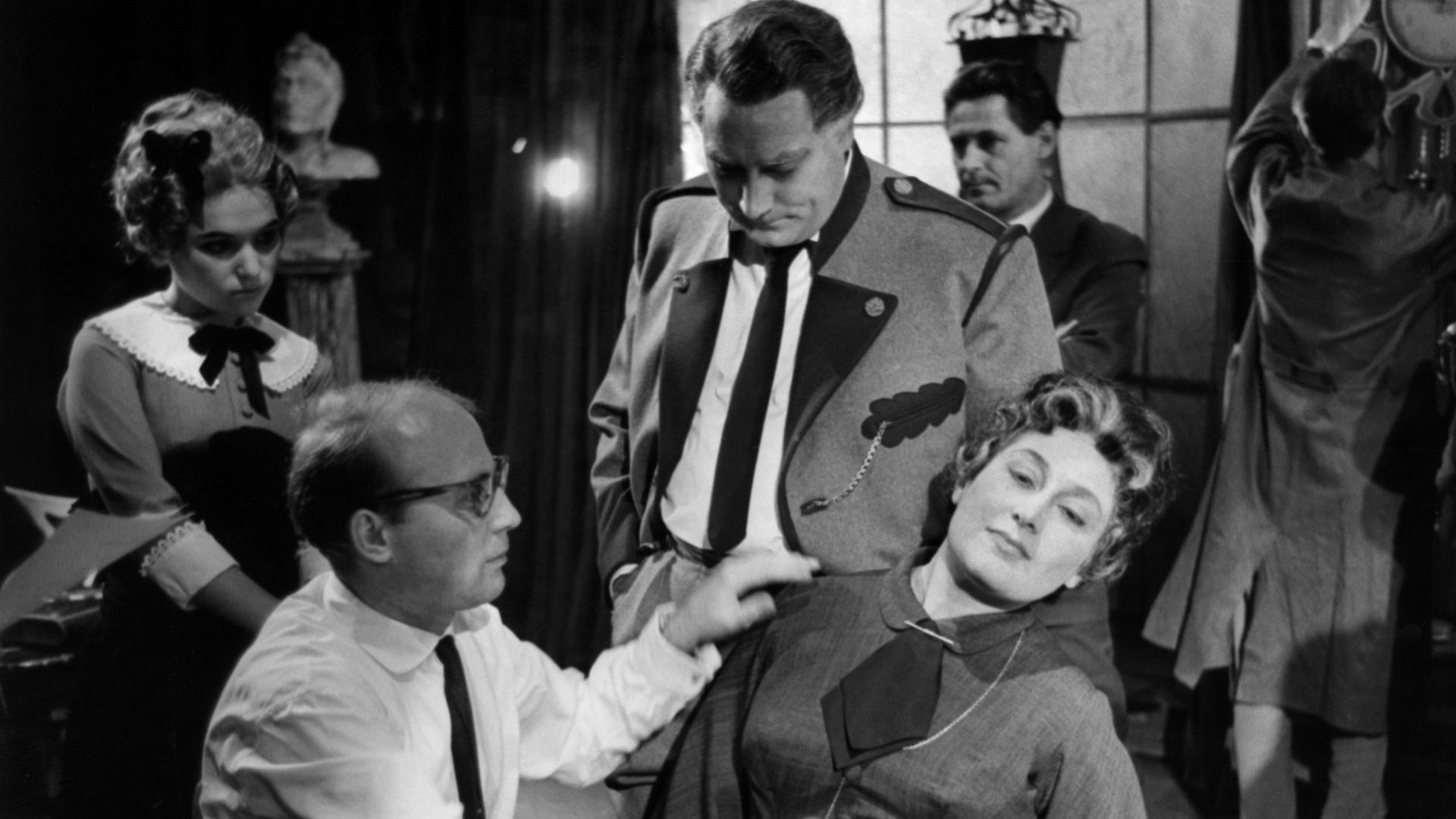 Der deutsche Regisseur und Komponist Hans Werner Henze (l, sitzend) gibt am 18.05.1961 auf der Bühne des Rokoko-Theaters in Schwetzingen während einer Probe für das Stück "Elegie für junge Liebende" Regieanweisungen an seine Schauspieler Der deutsche Regisseur und Komponist Hans Werner Henze (l, sitzend) gibt am 18.05.1961 auf der Bühne des Rokoko-Theaters in Schwetzingen während einer Probe für das Stück "Elegie für junge Liebende" Regieanweisungen an seine Schauspieler