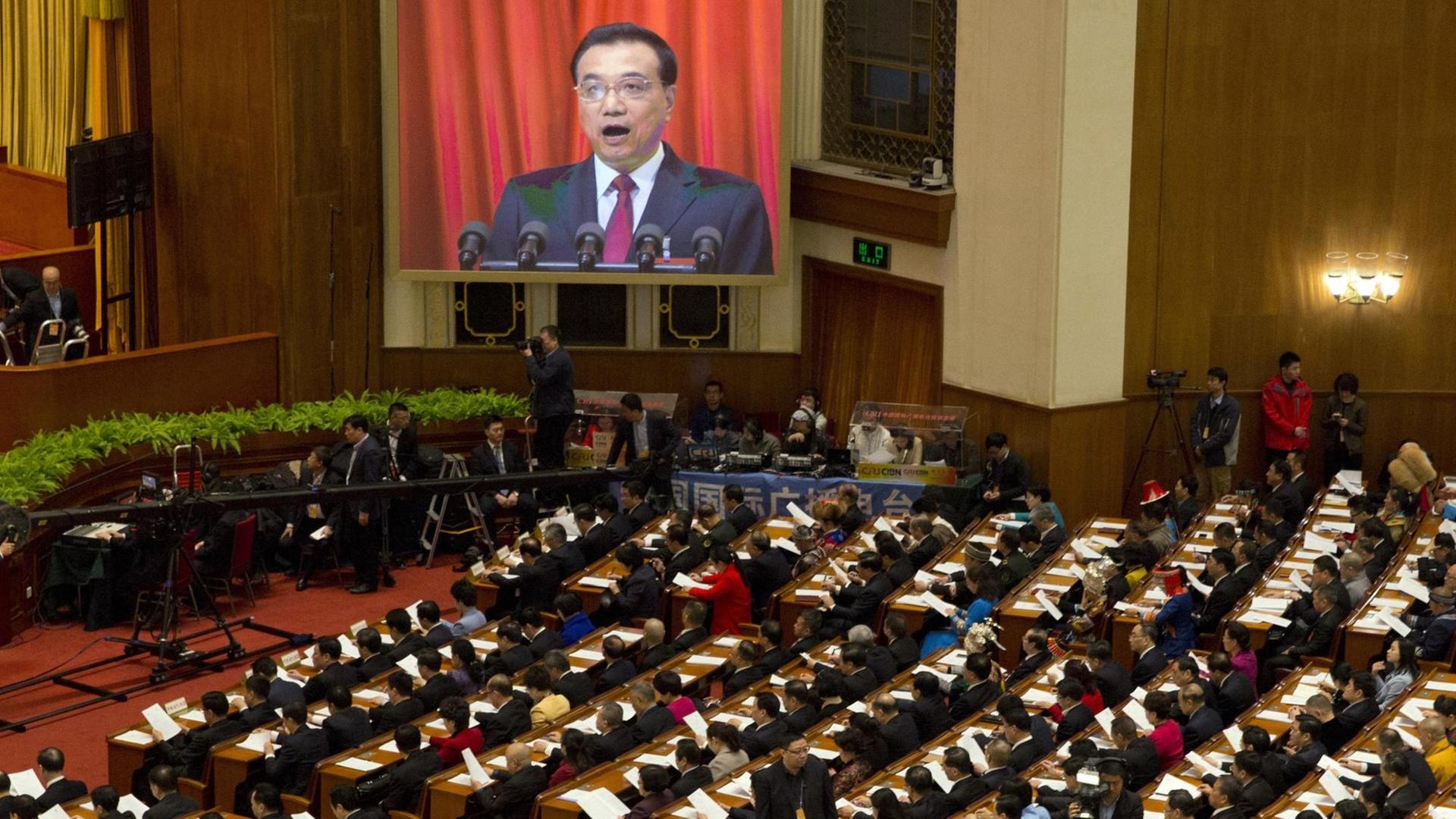 Chinas Ministerpräsident Li Keqiang (05.03.17) bei Eröffnung der Jahrestagung des Volkskongresses in der Großen Halle des Volkes in Peking Chinas Ministerpräsident Li Keqiang (05.03.17) bei Eröffnung der Jahrestagung des Volkskongresses in der Großen Halle des Volkes in Peking