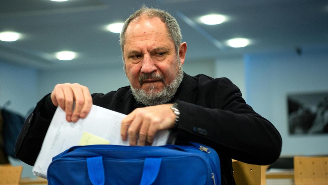 Der ehemalige Präsident der Musikhochschule München, Siegfried Mauser, sitzt vor dem Prozess im Verwaltungsgericht. Er und der Freistaat Bayern streiten um mehrere Zehntausend Euro Lehrvergütung, die der Freistaat zurückfordert. Der ehemalige Präsident der Musikhochschule München, Siegfried Mauser, sitzt vor dem Prozess im Verwaltungsgericht. Er und der Freistaat Bayern streiten um mehrere Zehntausend Euro Lehrvergütung, die der Freistaat zurückfordert.